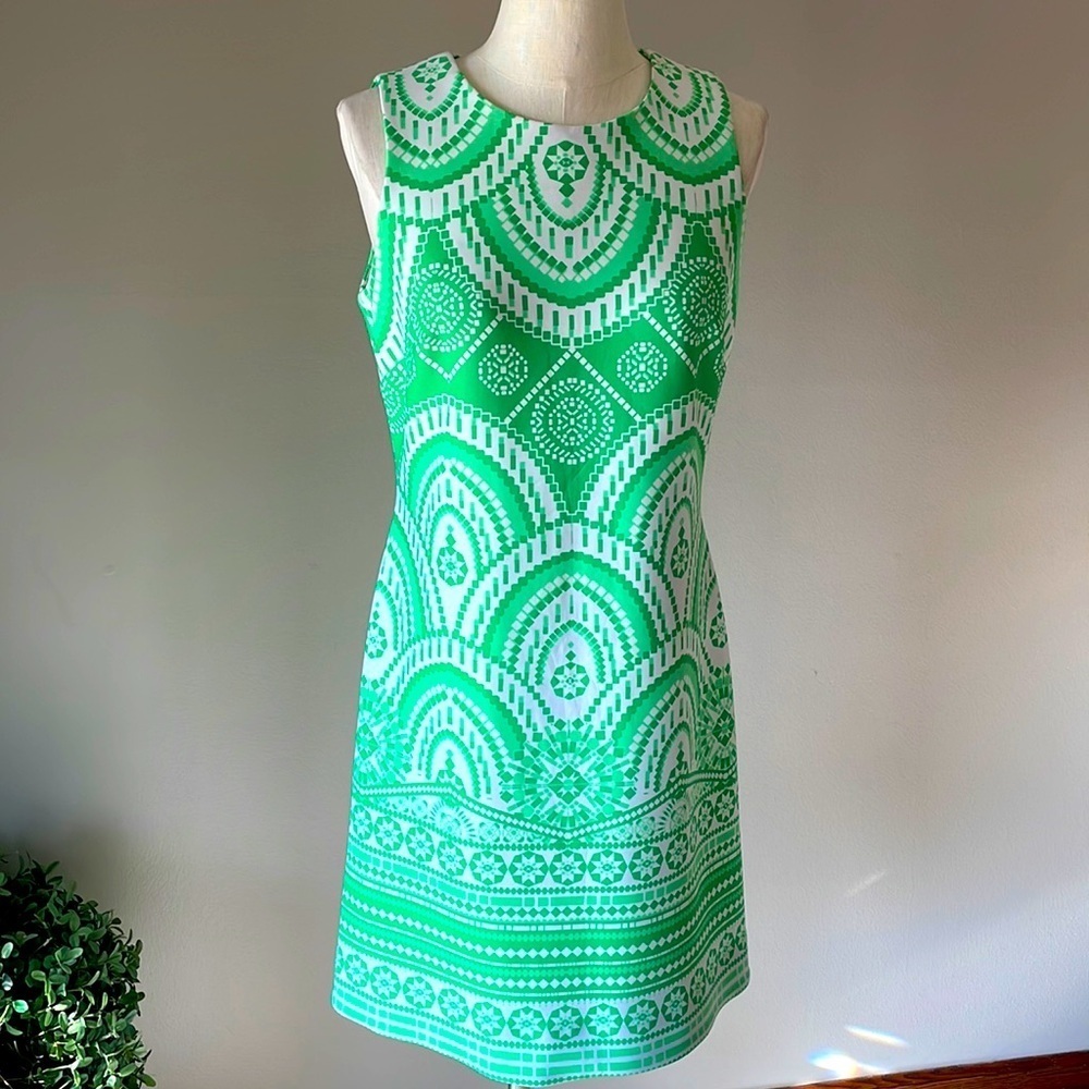 JUST TAYLOR geometric bright green white scuba shift dress art deco zip back 10